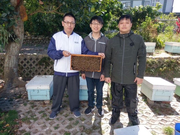 本系學生彭暐翔、王俊為與鍾金宏實地參訪萬蜂養蜂場、推廣優質蜂蜜，並在經濟部中小企業處創意競賽中入圍最後決賽。